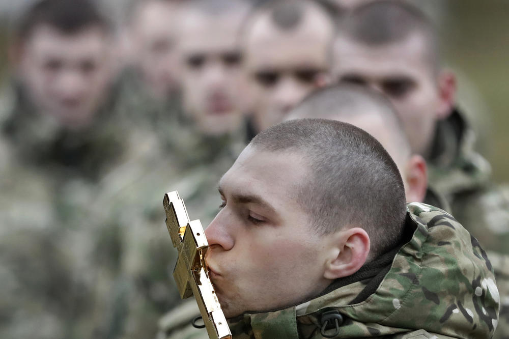 (FOTO PRIČA) OVAKO SE PRAVOSLAVNI BOŽIĆ SLAVI ŠIROM SVETA: I vojnici na ratištu čeznu da poljube krst!