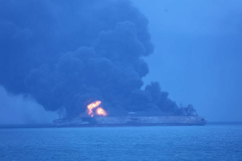 (FOTO) OPASNOST OD EKOLOŠKE KATASTROFE! Iranski naftni tanker koji se zapalio preti da eksplodira!