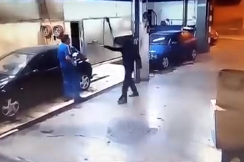 (VIDEO) SAD ZNA ŠTA JE MUKOTRPAN RAD: Pokušao da opljačka auto-perionicu, pa morao sam da opere sva vozila!