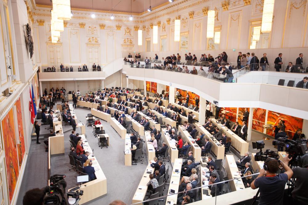 MINISTRI PONOVO POLOŽILI ZAKLETVU: Austrijska vlada i zvanično preuzela dužnost