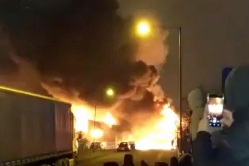 (VIDEO) DRAMA U LONDONU! GORI FABRIKA BOJA: Crni dim kulja u nebo, 90 vatrogasaca se bori sa vatrom!