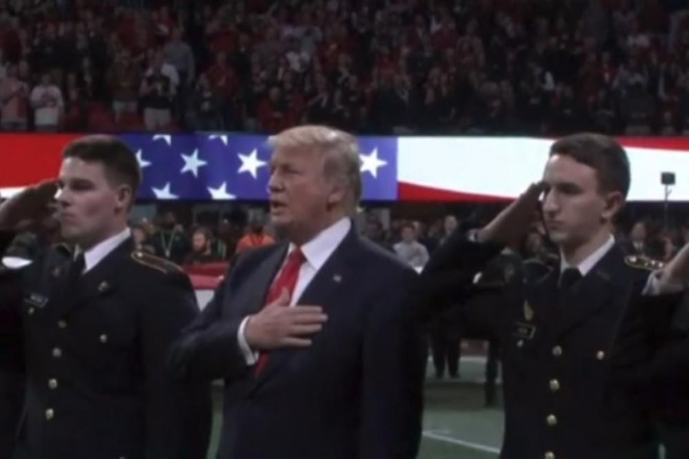 (VIDEO) TRAMP ZABORAVIO REČI HIMNE? Američki predsednik ponosno stajao, a kad je zapevao...