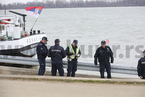 (FOTO, VIDEO) DRAMA NA ADI HUJI: Vozač kola koja su upala u Dunav zatvorio se na obližnji brod i odbija bilo kakvu pomoć