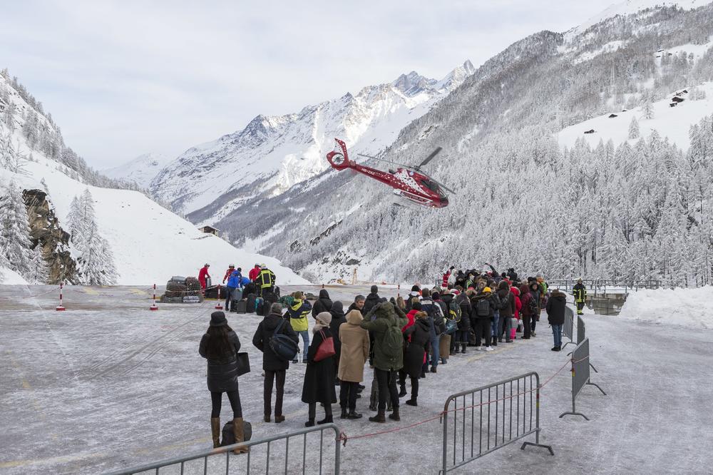 (FOTO) DRAMATIČNO SPASAVANJE: Iz zavejanih Švajcarskih Alpa helikopterom evakuisano 400 zarobljenih turista!