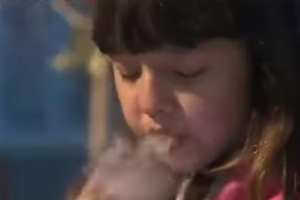(VIDEO) BIZARNA TRADICIJA: Na ovaj dan roditelji teraju decu da puše cigarete