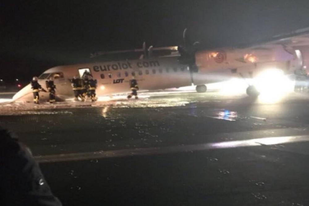 (FOTO) ZATVOREN AERODROM U VARŠAVI: Avion sleteo bez stajnog trapa, za dlaku izbegnuta tragedija