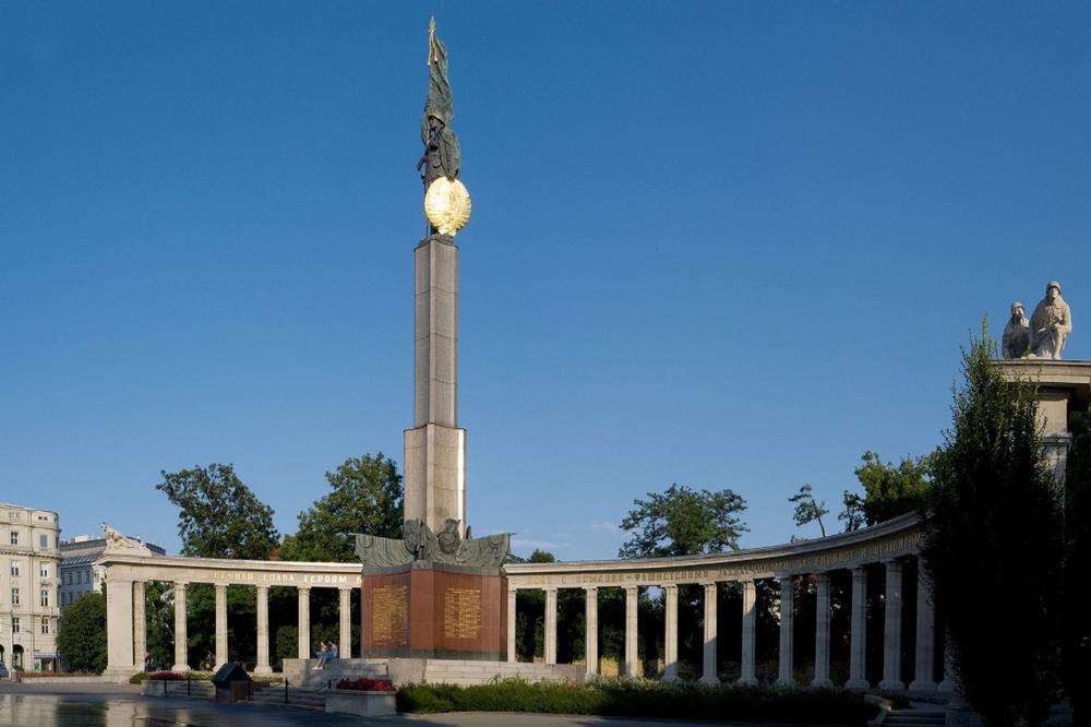 VANDALIZAM U BEČU: Oskrnavljen spomenik herojima Crvene armije!