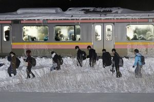 (FOTO) DALJE NEĆEŠ MOĆI! SNEG NAPRAVIO HAOS U JAPANU: 430 ljudi zarobljeno u vozu!
