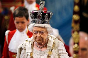 MUKE KRALJICE ELIZABETE: Ako pogledam dole dok nosim krunu, mogu da slomim vrat! Evo koliko je teška!