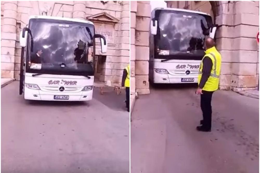 (VIDEO) NESVAKIDAŠNJI PRIZOR U ZADRU: Autobus pun čeških turista se zaglavio u gradskim vratima na Foši