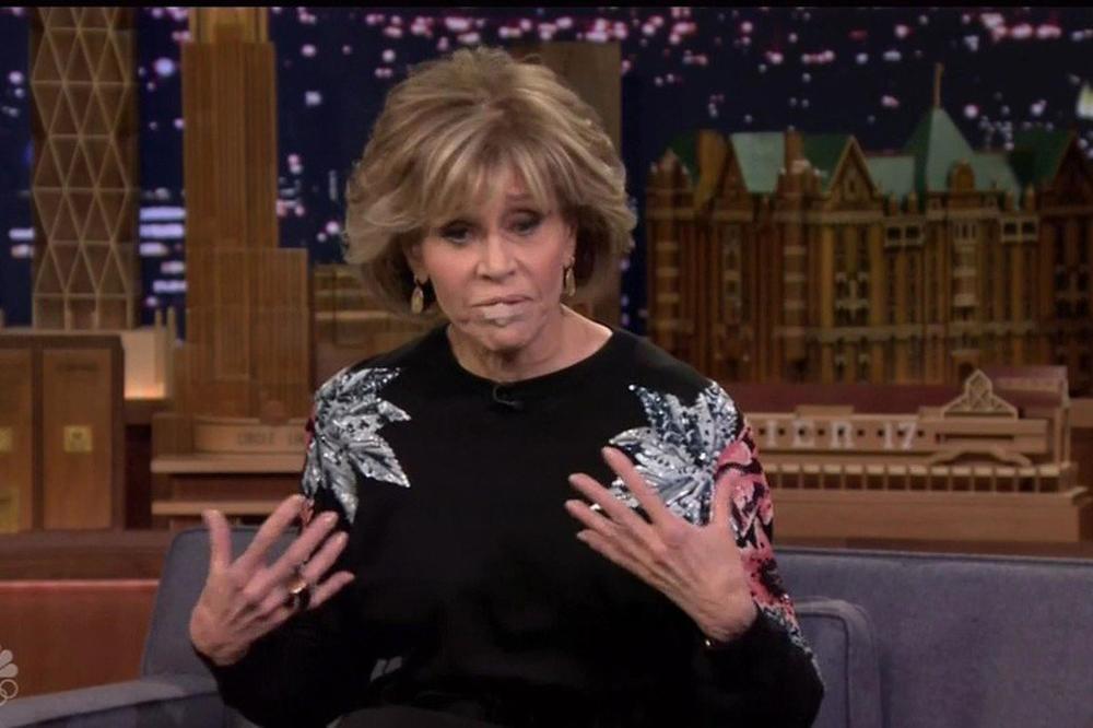 (FOTO) CEO SVET SE RASPADA, ŠTA JE JEDNA USNA? Džejn Fonda (80) uklonila karcinom!