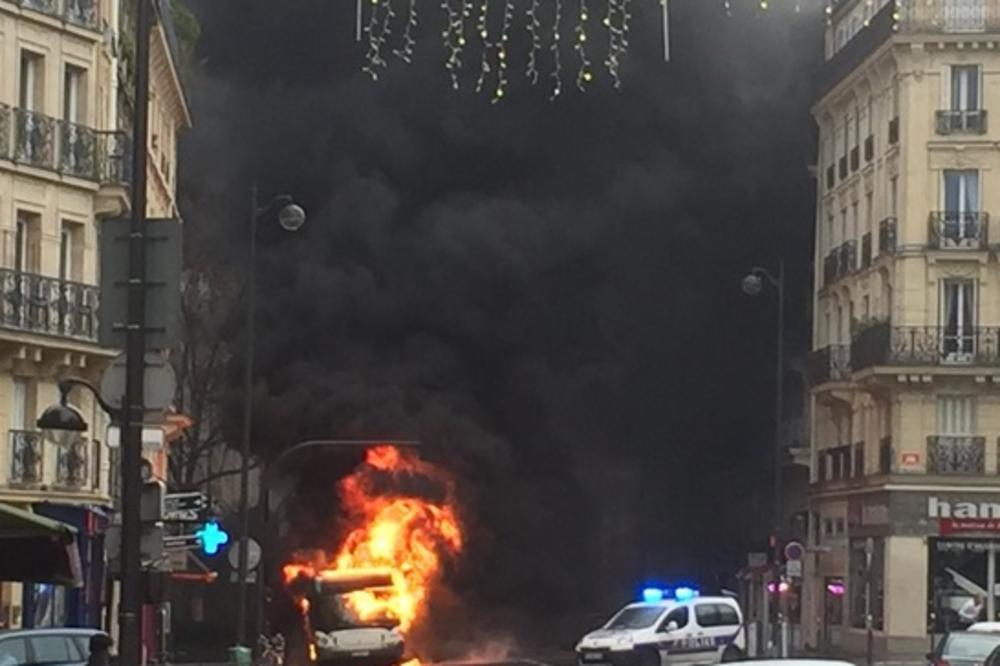 (VIDEO) PANIKA U PARIZU: Gusti crni dim nad 5. arondismanom, izgoreo autobus