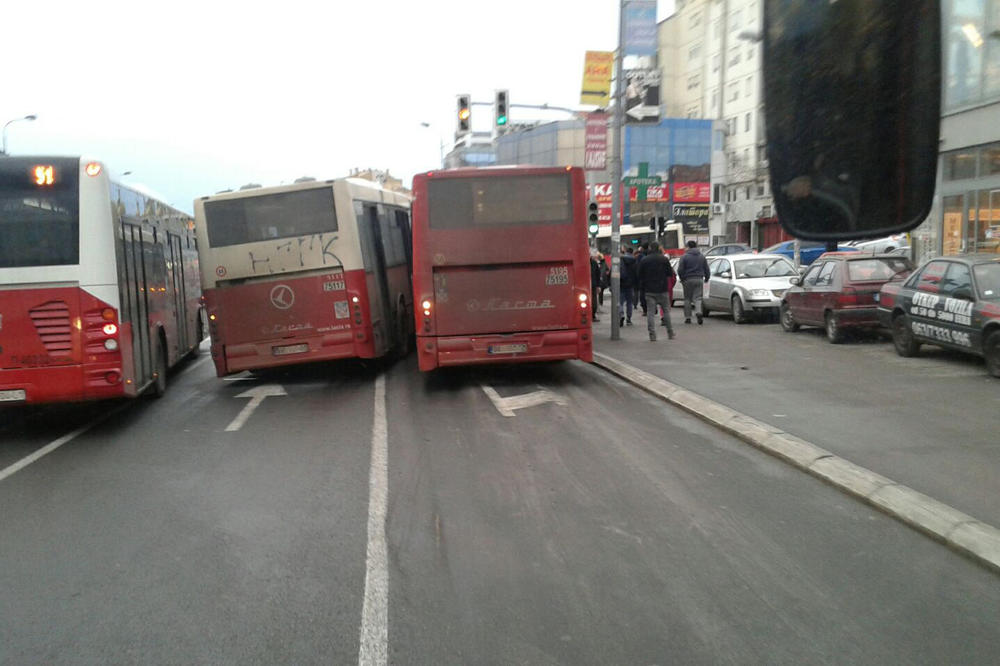 (FOTO) KOLAPS U ŽARKOVU: Sudar dva autobusa napravio ogromnu gužvu u smeru ka gradu