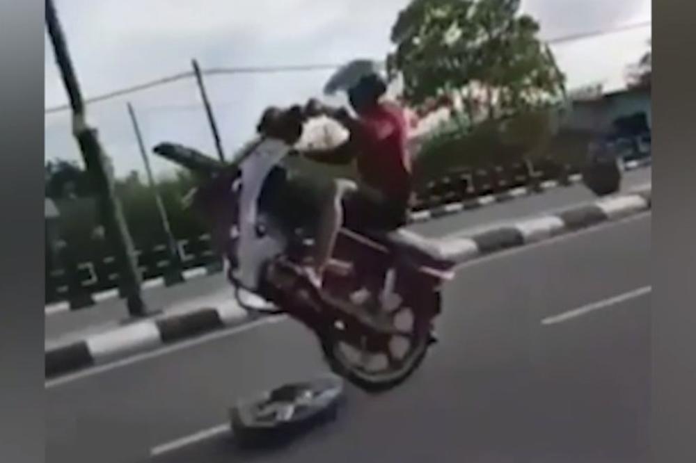 (VIDEO) KAD HOĆEŠ DA ISPADNEŠ ŠMEKER PRED DEVOJKOM, PA ISPADNEŠ GLUP U DRUŠTVU! I sa motora!