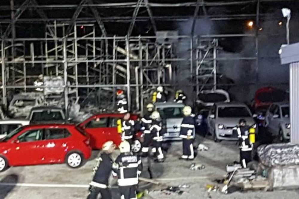 (FOTO) PAKLENO SKLADIŠTE U SAMOBORU: Veliki požar progutao autombile, u gašenju angažovano osam vatrogasnh vozila