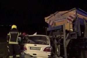 UDARIO U KAMION TEŽAK 15 TONA KOD SKRETANJA ZA AERODROM: Povređen vozač (63), vatrogasci jedva isekli zgužvan ford da ga izvuku