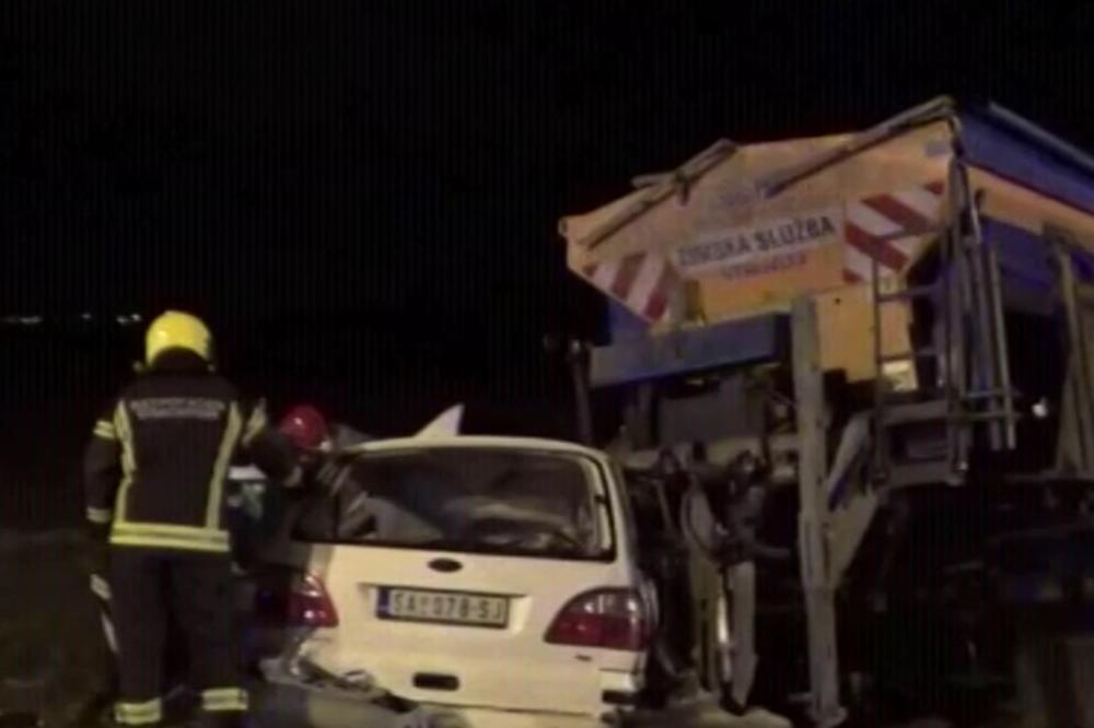 UDARIO U KAMION TEŽAK 15 TONA KOD SKRETANJA ZA AERODROM: Povređen vozač (63), vatrogasci jedva isekli zgužvan ford da ga izvuku