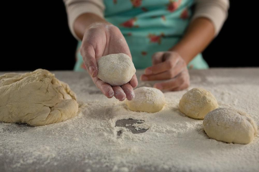 LUDO TESTO JE SAVRŠENE MEKOĆE I USPEVA SVIMA: Od njega nastaju najbolje KIFLICE, POGAČICE i LEPINJE, a pravi se OVAKO (RECEPT)