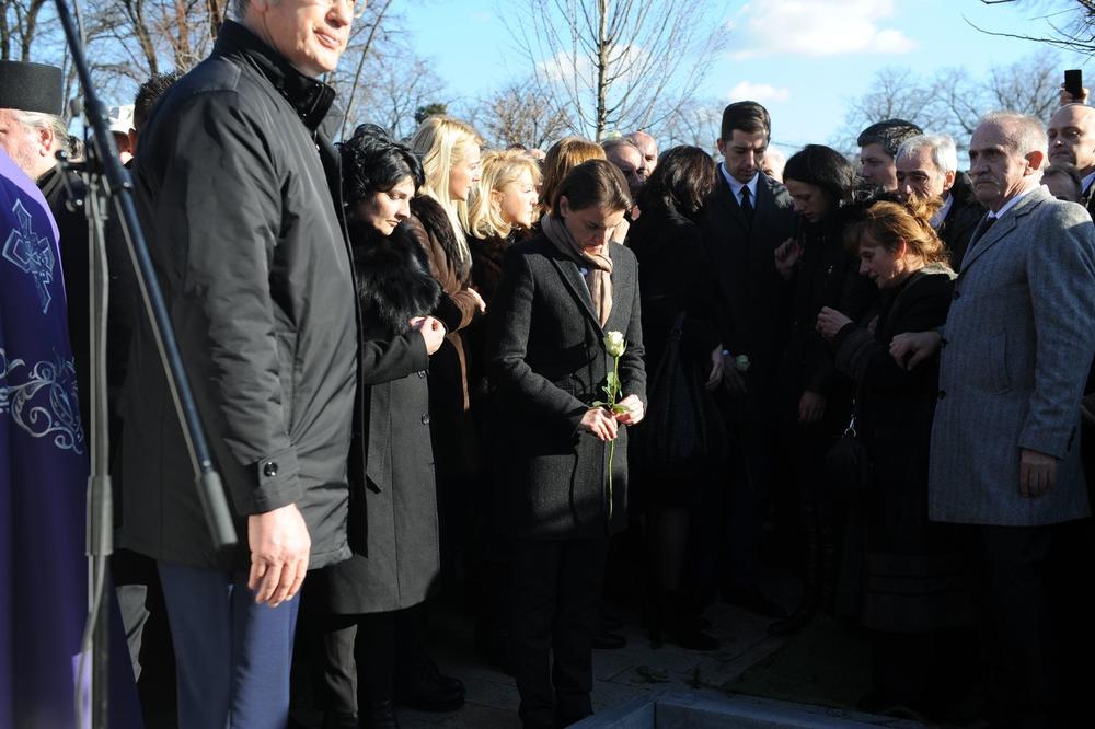 (FOTO) OPROŠTAJ OD OLIVERA: Premijerka Brnabić belom ružom ispratila Ivanovića na večni počinak