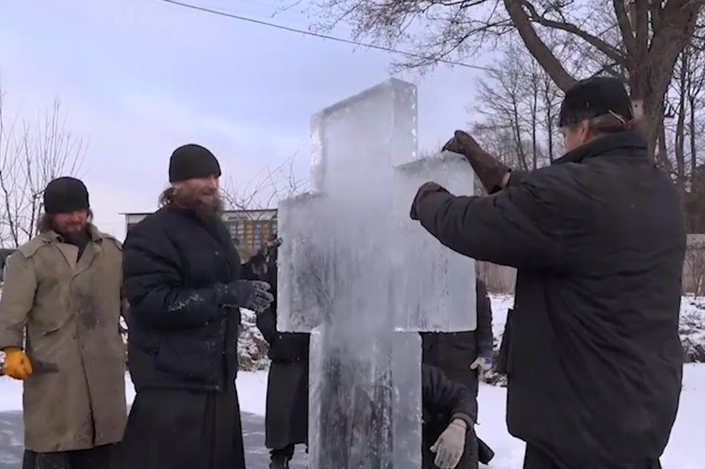 (VIDEO) KRSTOVDAN U RUSIJI! Pogledajte kako monasi Optinske pustinje za tili čas naprave ogroman krst od leda!