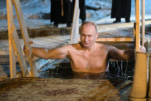 (FOTO, VIDEO) ODSLUŠAO BOGOJAVLJENSKU LITURGIJU PA ZARONIO U LEDENU VODU: Ovako je Putin zaplivao za časni krst!