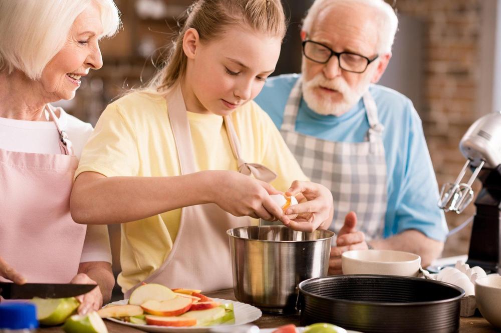 (RECEPT) UKUS ĆE VAS OSTAVITI BEZ DAHA: Napravite jednom OVU pitu od jabuka i pravićete je uvek!