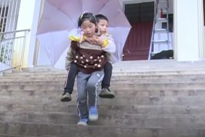 (VIDEO) EVO ŠTA JE LJUBAV SESTRE PREMA BRATU: Mala Hau (9) na nejakim leđima svaki dan nosi nepokretnog starijeg brata (12) do škole!