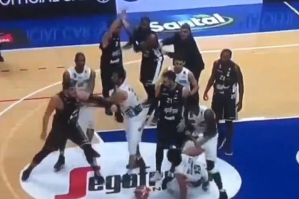 (VIDEO) MAKLJAŽA: Pogledajte opštu tuču košarkaša Virtusa i Trenta