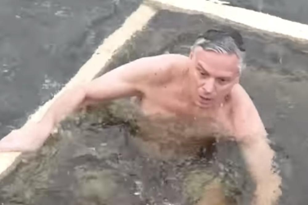 (VIDEO) HLADNA KUPKA ZA OTOPLJAVANJE ODNOSA: Ambasador SAD u Rusiji na Bogojavljenje ušao u ledenu vodu