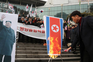 (FOTO) ČEKA SE ODGOVOR LIDERA SEVERNE KOREJE: Južnokorejski aktivisti pred bivšom Kimovom ljubavnicom uradili nešto neočekivano!