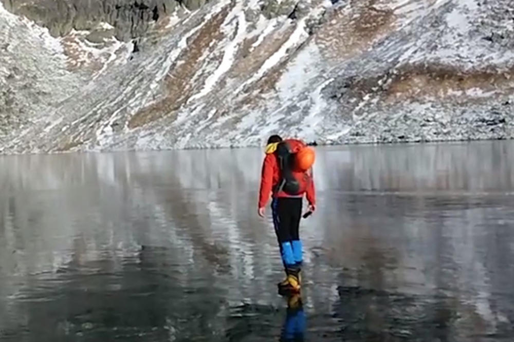HRABROST ILI LUDOST! Pogledajte ovaj neverovatan hod po zaleđenom jezeru!