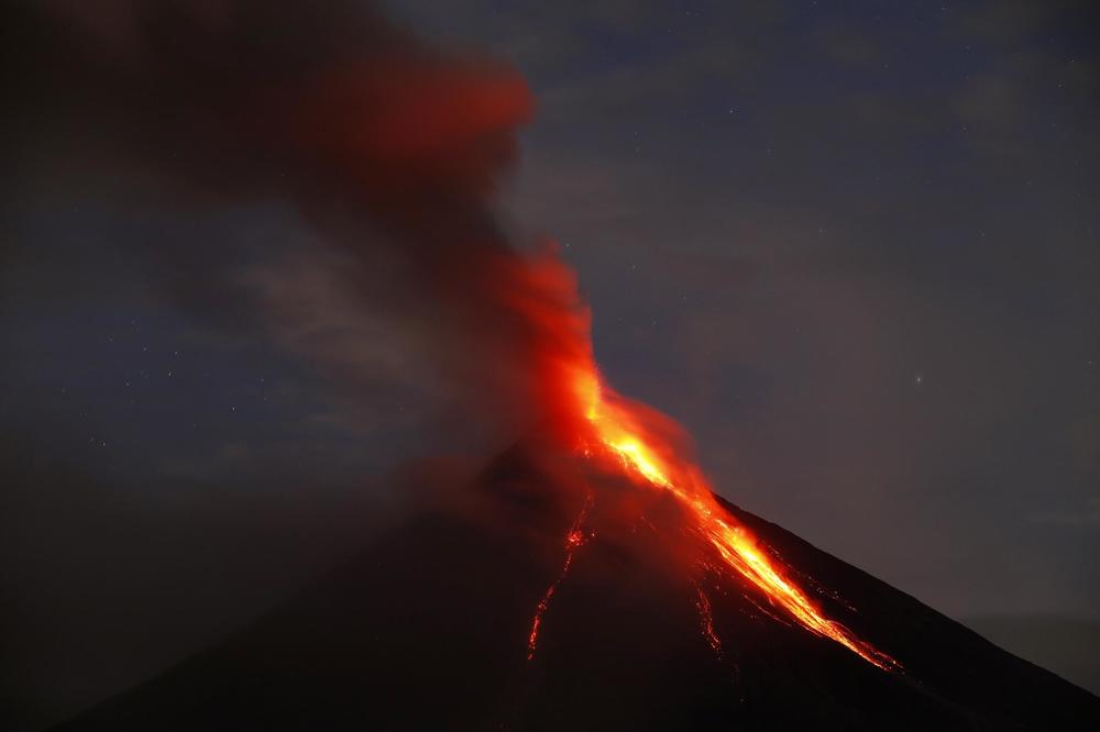 (VIDEO) MAJON POTPUNO PODIVLJAO: Vulkan izbacuje lavu do 600 metara uvis! 5 km pepela vije se nad potocima lave!
