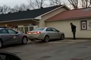 (VIDEO) DVA PUTA UDARIO U POLICIJSKI AUTO! Da li ste i vi toliko hrabri ili ludi da ovako nešto uradite?!