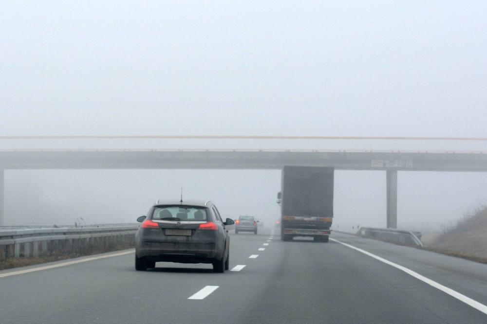 AMSS UPOZORAVA VOZAČE: Smanjena vidljivost na putevima zbog magle i sumaglice