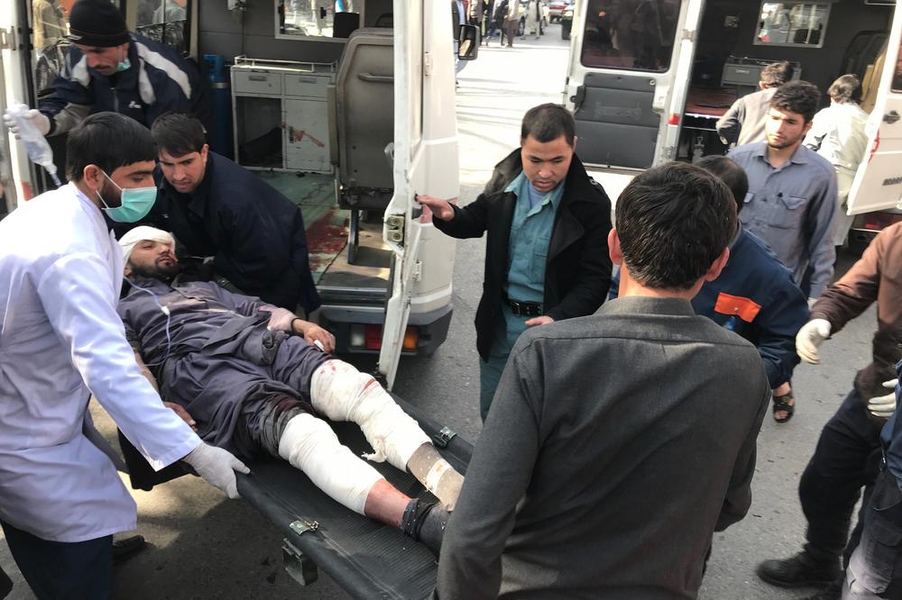 (VIDEO) EKSPLODIRALO VOZILO HITNE POMOĆI: 95 mrtvih, 158 ranjenih u napadu blizu stranih ambasada u Kabulu!