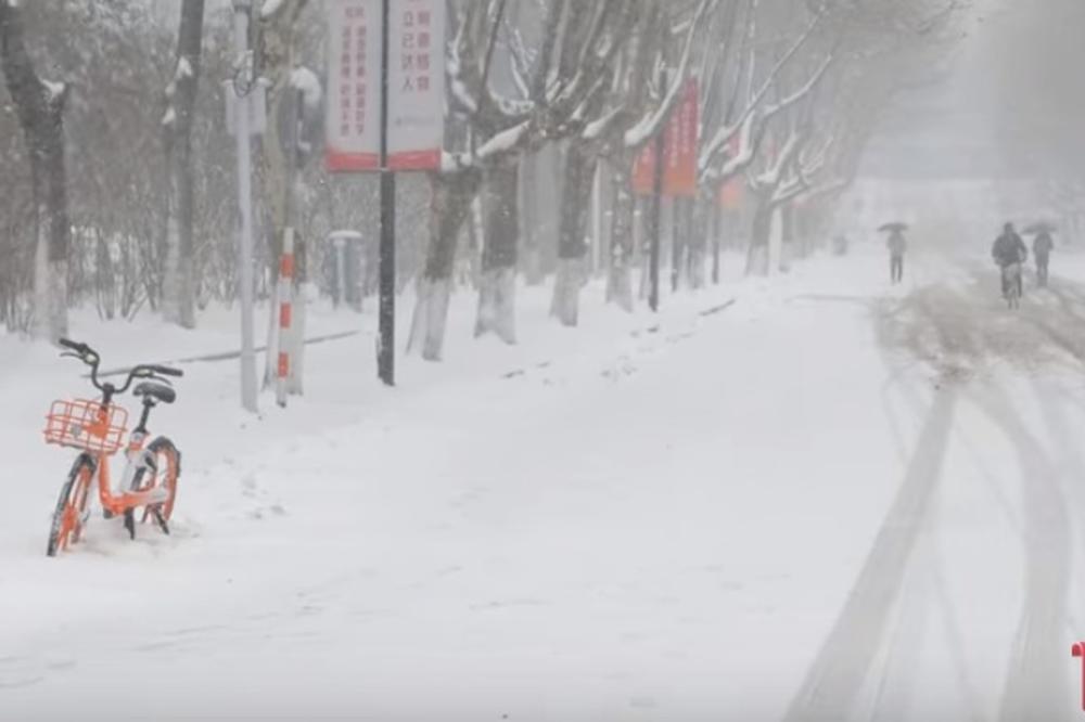 (VIDEO) NEVEROVATNI PRIZORI IZ ZAVEJANE KINE: Sneg napravio haos, zatvoreni auto-putevi, letovi otkazani!