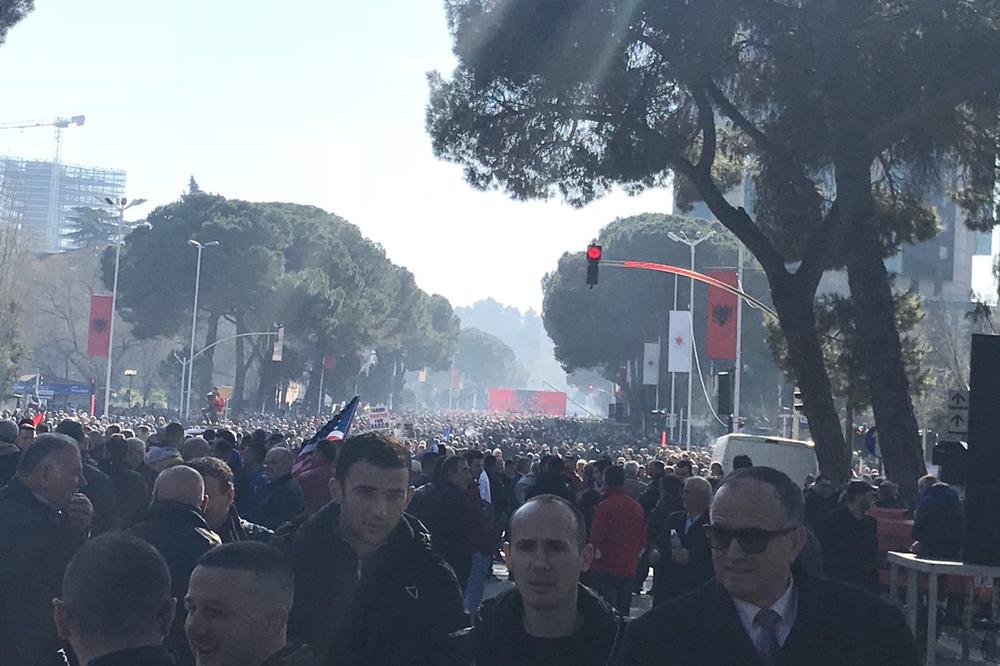 (FOTO, VIDEO) VELIKI PROTEST OPOZICIJE U ALBANIJI: 200.000 građana mitingovalo ispred kancelarije Edija Rame