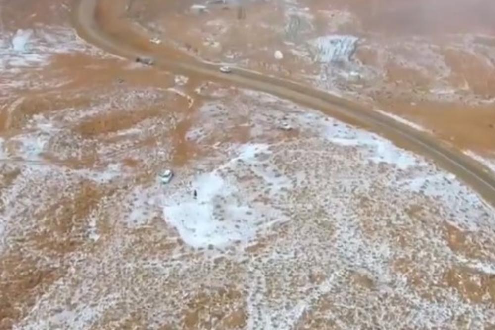 (VIDEO) OVO SE RETKO VIĐA NA BLISKOM ISTOKU: Zabelele se pustinje u Saudijskoj Arabiji, kamile prekrivene snegom!