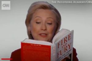 NJENA MRŽNJA JE NEPRESUŠNA: Hilari na dodeli Gremija čitala delove iz knjige u kojoj se pljuje Tramp!