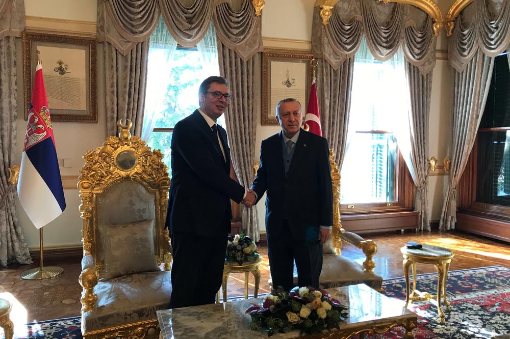 PREDSEDNIK SRBIJE SVEČANO DOČEKAN ISPRED PALATE U ISTANBULU: Vučić se sastao sa Erdoganom