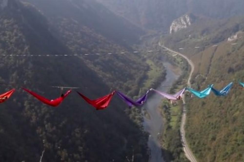 (VIDEO) LUDI PERFORMANS U BiH: Iz celog sveta došli da vise u kanjonu dubokom 200 metara