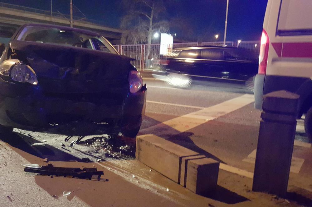 (KURIR TV) SAOBRAĆAJKA KOD BUVLJAKA: Udario u drugi auto, izgubio kontrolu nad vozilom pa se zakucao u betonske stubove