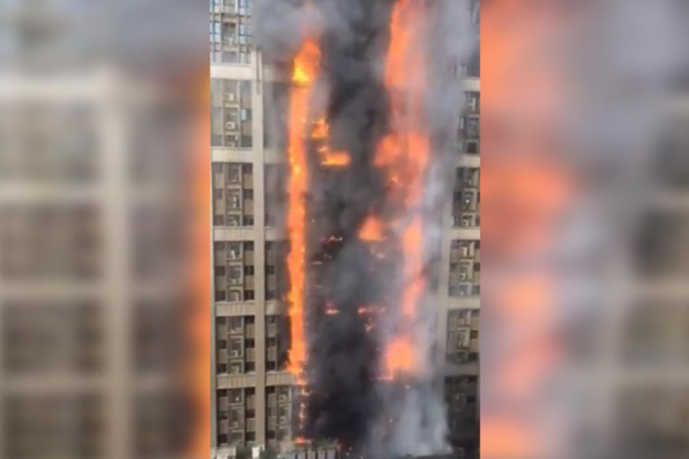 (VIDEO) DRAMA U KINI! BUKTINJA GUTA SOLITER: Crni dim kulja u nebo, cela zgrada u plamenu!