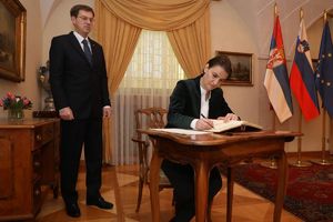 (FOTO) ANA SE CERARU ĆIRILICOM UPISALA U ZLATNU KNJIGU GOSTIJU: Evo šta je premijerka Srbije napisala Slovencima o prijateljstvu!