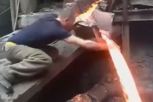 (VIDEO) RUS JAČI OD TERMINATORA! Stavlja ruku u tečni metal i ni đavo mu ne fali!