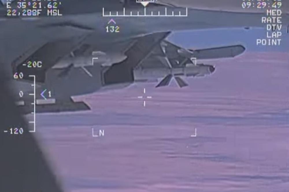 (VIDEO) SAD OBJAVILE JOŠ DRAMATIČNIH SNIMAKA: Ruski lovac isekao američki špijunski avion blizu Krima, pogledajte kako je izgledao opasni manevar