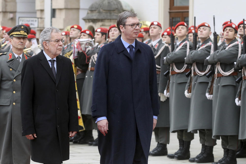 SVEČANI DOČEK ISPRED PALATE HOFBURG: Srpska zastava i počasna garda za Vučića, predsednik se prvo pozdravio sa Srbima iz Beča (VIDEO)