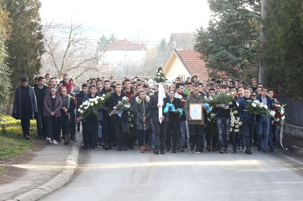 BATO MOJ MILI, NEMOJ DA IDEŠ! ŽIV SI, VEČNO SI ŽIV: Sahranjen mladić koji se udavio u Vinči, plakalo nebo nad Bolečom