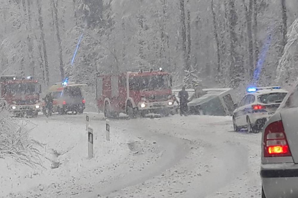 (FOTO) AUTOBUS SLETEO SA PUTA I PREVRNUO SE KOD KARLOVCA: Povređeno 6 putnika, među njima su 4 đaka! Vozač lakše povređen