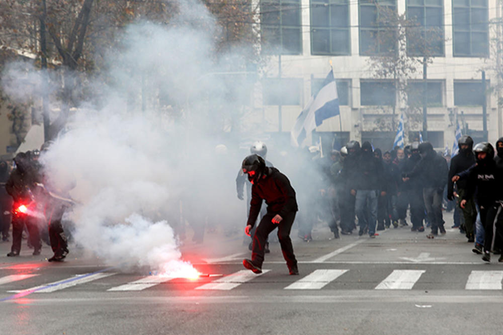 (FOTO) RAT NA ULICAMA ATINE: Demonstranti se sukobili sa policijom, krvave glave i baklje u centru grada!